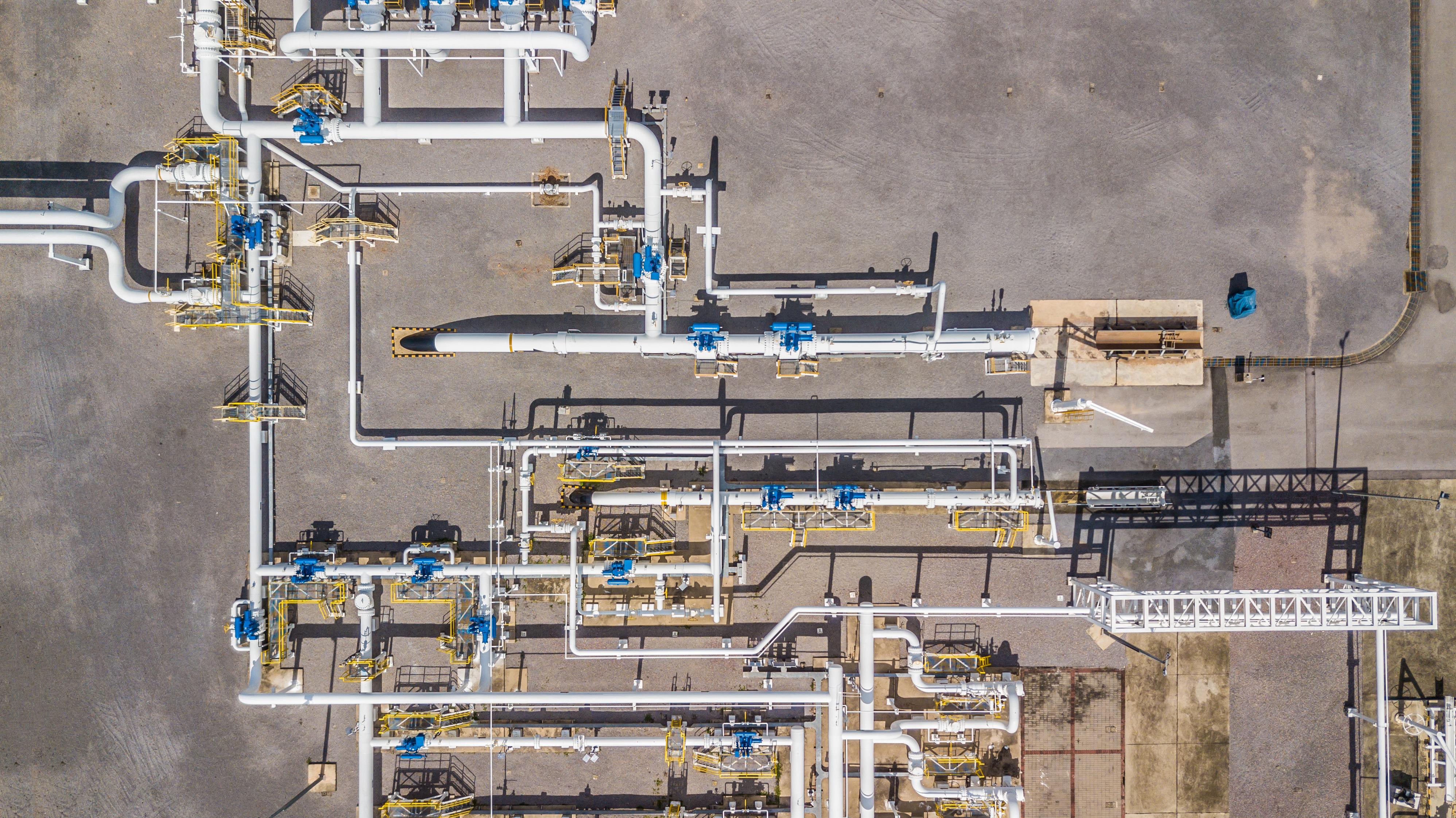 Ductos y válvulas Oil & Gas vista aérea